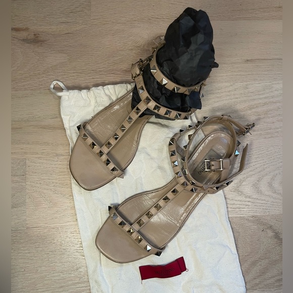 Valentino Garavani Rockstud T-strap sandal in Tan, size 37 - Picture 3 of 12